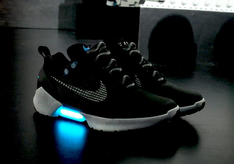 Nike Adaptive Lacing Sepatu Futuristik dengan Tali 